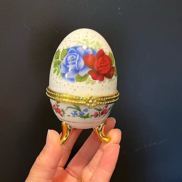 Rui Hao porcelain egg large roses, red, blue, grey with flowers & golden feet - Picture 3 of 13